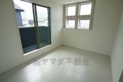 主寝室としてお使いいただけそうなこちらのお部屋は、日当たりが良く、爽やかな風を感じて起きる朝は、快適生活の始まりに。