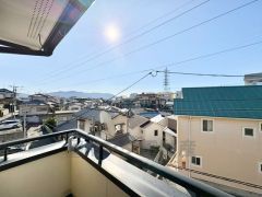 バルコニーからの眺望です＾＾遠くに山が見えます＾＾