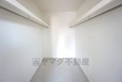 寝室にはハンガーパイプ付きのウォークインクローゼット（3帖）が設けられています。たっぷり収納できるので衣替えの心配もいりませんね＾＾