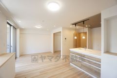 大きな窓のあるリビングは陽光あふれる明るい空間です。居心地良く、ご家族皆がゆったり寛げる憩いの空間となりそうです。