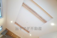 折上天井を採用したことで、空間に奥行きと上質感をプラス。ワンランク上の落ち着いたリビングを演出します＾＾