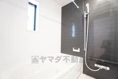 1日の疲れを癒すくつろぎのバスルーム。足を伸ばしてもゆったりと入れるサイズです。お子様と一緒にお風呂に入っても狭くないですね＾＾