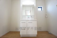 三面鏡裏収納付き洗面化粧台です＾＾ 歯磨きセットやスキンケア用品などの収納に便利ですね。