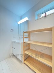 三面鏡裏収納付き洗面化粧台です＾＾ 歯磨きセットやスキンケア用品などの収納に便利ですね。生活感も隠すことができ、来客時にも安心です。 