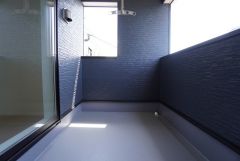 幅広のインナーバルコニーは多少の雨でも洗濯物を守ってくれ、家事を助けてくれること間違いなし。眩しすぎる日差しも和らげます。