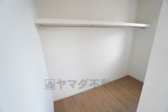 洋室にはハンガーパイプ付きのウォークインクローゼットが設けられています。たっぷり収納できるので衣替えの心配もいりませんね＾＾