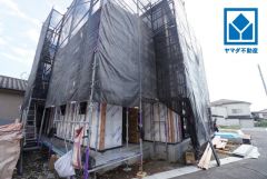 小学校まで徒歩3分・中学校まで徒歩7分。お子様の通学も安心＾＾