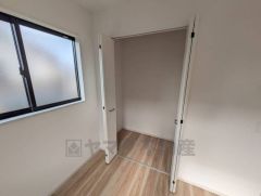 洋室にはクローゼットが設けられています。たっぷり収納できるので衣替えの心配もいりませんね＾＾