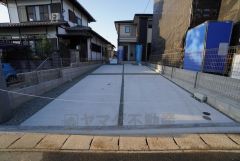 現地（2025年10月）撮影 駐車スペースはゆとりある4台分を確保（車種による）。マイカー用に、お客さま用に、余裕を持ってご利用いただけます＾＾