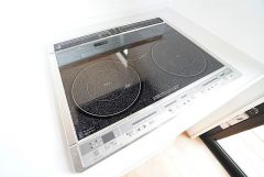 お手入れのしやすいIHクッキングヒーターです。3口コンロなので、効率よくお料理が楽しめます。毎日のお料理も楽しくなりますね＾＾