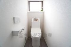 1階2階の2ヶ所にトイレがありますので、忙しい朝にも家族に気を使わず、ゆとりが生まれますね＾＾ 小窓付きで換気する時に便利です＾＾ 