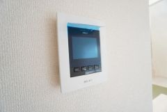防犯性、セキュリティ対策に安心できるテレビモニター付きインターフォンです。セールスマン対策にもなり安心できます。