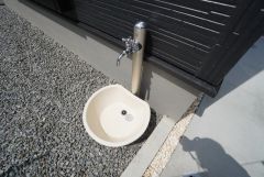 あると便利な外水栓。庭や駐車場まわりの掃除、洗車、アウトドア用品の洗浄が家の中を汚さずに行え、日常の手間を大幅に減らせる便利な設備です。