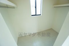 収納力豊富なウォークインクローゼット付き。洋服や小物などを1箇所にまとめて美しい収納を実現します。