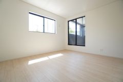 7.5帖。主寝室としてお使いいただけそうなこちらのお部屋は、日当たりが良く、爽やかな風を感じて起きる朝は、快適生活の始まりに。