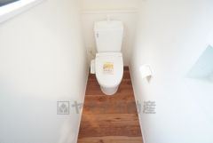 1階2階の2ヶ所にトイレがありますので、忙しい朝にも家族に気を使わず、ゆとりが生まれますね＾＾ 小窓付きで換気する時に便利です＾＾