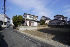 前面道路は西側約3.95ｍの公道に面しています。 住人以外の車の進入も少なく、小さなお子様を持つご家庭にも安心です。 