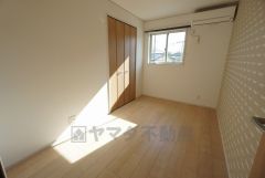 約5帖の洋室。全居室収納完備。寝室としてもおすすめです。