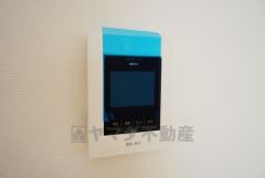 同仕様写真。防犯はもちろん、セールスマン対策にもなるモニター付きインターホンです。お子さん1人での留守番時にも活躍しそうです。