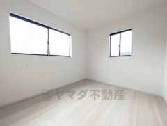 2面採光を確保した明るい室内は、風通しも良く、大変居心地の良い空間となっております。日当たりがよく、子供部屋としての利用もおすすめ。