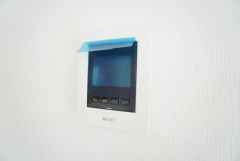 防犯はもちろん、セールスマン対策にもなるモニター付きインターホンです。お子さん1人での留守番時にも活躍しそうです。