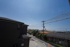 2階バルコニーからの眺望です。日当たりも良好。お洗濯物が良く乾きます。