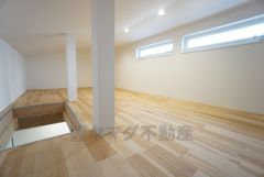 8.36帖の広々した小屋裏収納付きです＾＾季節の衣類やアウトドアグッズなどの趣味の道具もスッキリ整頓できそうです。窓が付いており換気に便利です＾＾