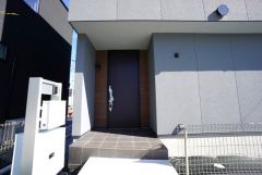 玄関には屋根があるので雨の日も安心してカバンの中から鍵が探せますね＾＾