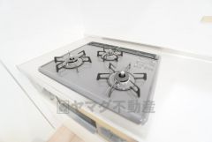 3種類の料理が同時に調理できる、3口ガスコンロ。忙しい夕食の支度時間が短縮できて効率よくお料理が楽しめます。