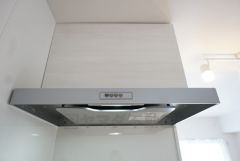 コンロ上には換気扇完備＾＾調理時の蒸気や匂いが換気扇に誘導され、効率的に排煙ができます＾＾