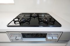3種類の料理が同時に調理できる、3口ガスコンロ。忙しい夕食の支度時間が短縮できて効率よくお料理が楽しめます。