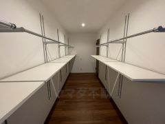 2階には、ホールからも寝室からも出入りできる大容量ファミリークローク（5帖）が設けられています＾＾ご家族全員の服をまとめて収納出来そうです＾＾足元には3段ボックスを置いて、フル活用できますね＾＾