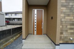 スマートキー搭載の玄関扉です＾＾お買物帰りの荷物が多い時やお子様を抱いているときなど施錠・解錠がスムーズにできるのが嬉しいポイントです＾＾
