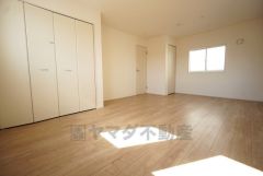 主寝室としてお使いいただけそうなこちらのお部屋は、日当たりが良く、爽やかな風を感じて起きる朝は、快適生活の始まりに＾＾