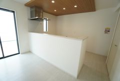 窓から光が差し込む明るいダイニング＾＾