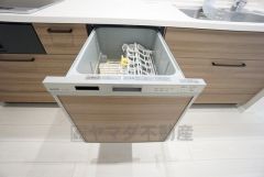 炊事時間を大幅に短縮できる食器洗浄乾燥機付き＾＾食器を洗う手間が減るので家族とのコミュニケーションの時間や自分の時間が増えますね。