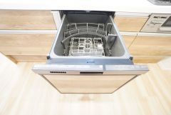 炊事時間を大幅に短縮できる食器洗浄乾燥機付き＾＾食器を洗う手間が減るので家族とのコミュニケーションの時間や自分の時間が増えますね。