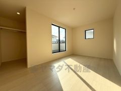 主寝室としてお使いいただけそうなこちらのお部屋は、日当たりが良く、爽やかな風を感じて起きる朝は、快適生活の始まりに。