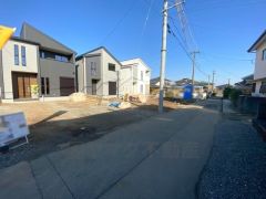 2026年1月撮影。前面道路は南側約4ｍの公道に面しています＾＾ 住人以外の車の進入も少なく、小さなお子様を持つご家庭にも安心です。 