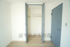 洋室にはハンガーパイプ付きのクローゼットが設けられています。たっぷり収納できるので衣替えの心配もいりませんね