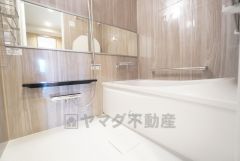 1日の疲れを癒すくつろぎのバスルーム。足を伸ばしてもゆったりと入れるサイズです。お子様と一緒にお風呂に入っても狭くないですね＾＾