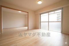 大きな掃き出し窓のあるリビングは、陽光あふれる明るい空間です。ゆったりと寛げる憩いの場となりそうです＾＾ 