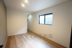 約6帖の洋室にはハンガーパイプ付きのウォークインクロゼットが設けられています＾＾ お部屋をスッキリと保てそうですね＾＾