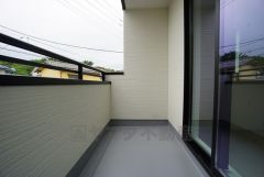 南向きで陽当たりの良いバルコニーです。お洗濯やお布団干しはもちろん、日光浴スペースにも＾＾