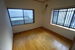 5帖。2面採光を確保した明るい室内は、風通しも良く、大変居心地の良い空間となっております。日当たりがよく、子供部屋としての利用もおすすめ。