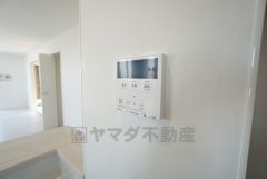 キッチン横から温度調節など楽々操作できる給湯器リモコンです＾＾忙しい夕飯の準備の時間帯に重宝しますね。