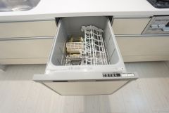 炊事時間を大幅に短縮できる食器洗浄乾燥機付き＾＾食器を洗う手間が減るので家族とのコミュニケーションの時間や自分の時間が増えますね。