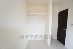 クローゼットには扉を付けていないので部屋がより広く感じられますね。 使用頻度が少ないものは枕棚の上に、足元には3段ボックスを置いて、フル活用できますね＾＾