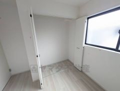 洋室にはクローゼットが設けられています。たっぷり収納できるので衣替えの心配もいりませんね＾＾