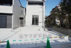 駐車スペースはゆとりある2台分を確保。マイカー用に、お客さま用に、余裕を持ってご利用いただけます。